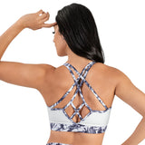 TOP CORTO DEPORTIVO PARA DAMA CON CINTAS CRUZADAS Y ESCOTE EN ESPALDA SOPORTE ALTO EN COLOR BLANCO CON ESTAMPADO CLOUD - HIGH IMPACT