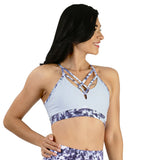 TOP CORTO DEPORTIVO PARA DAMA CON CINTAS CRUZADAS Y ESCOTE EN ESPALDA SOPORTE ALTO EN COLOR BLANCO CON ESTAMPADO CLOUD - HIGH IMPACT