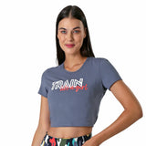 CAMISETA CORTA GRIS PARA DAMA MANGA CORTA CON ESCOTE EN ESPALDA CON DECORATIVO IRATI - HIGH IMPACT