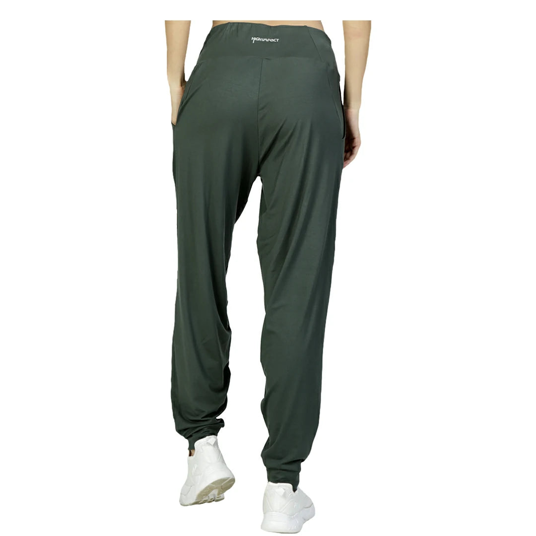 JOGGER RELAX VERDE PARA DAMA CON PINZAS FRONTALES TEXTURA SUAVE ULTRA CONFORT DRISHTI - HIGH IMPACT