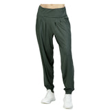 JOGGER RELAX VERDE PARA DAMA CON PINZAS FRONTALES TEXTURA SUAVE ULTRA CONFORT DRISHTI - HIGH IMPACT