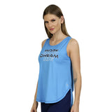 CAMISETA  AZUL TURQUESA PARA DAMA SIN MANGAS CORTE RECTO CON ESCOTE DRAPEADO EN ESPALDA CON ESTAMPADO INTENSIVE - HIGH IMPACT