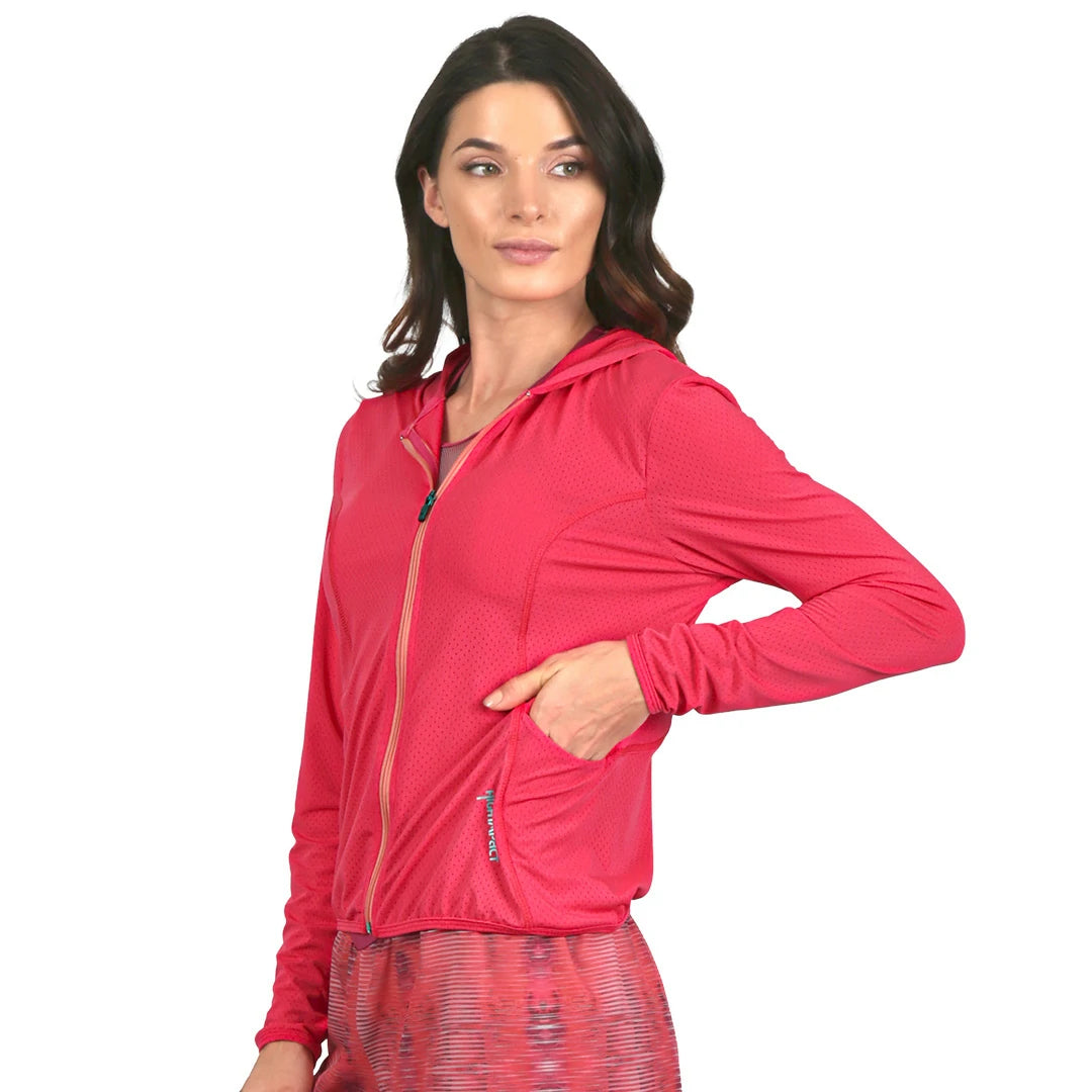 CHAMARRA DEPORTIVA ROSA FRESA PARA DAMA DE CORTE ENTALLADO CON CAPUCHA