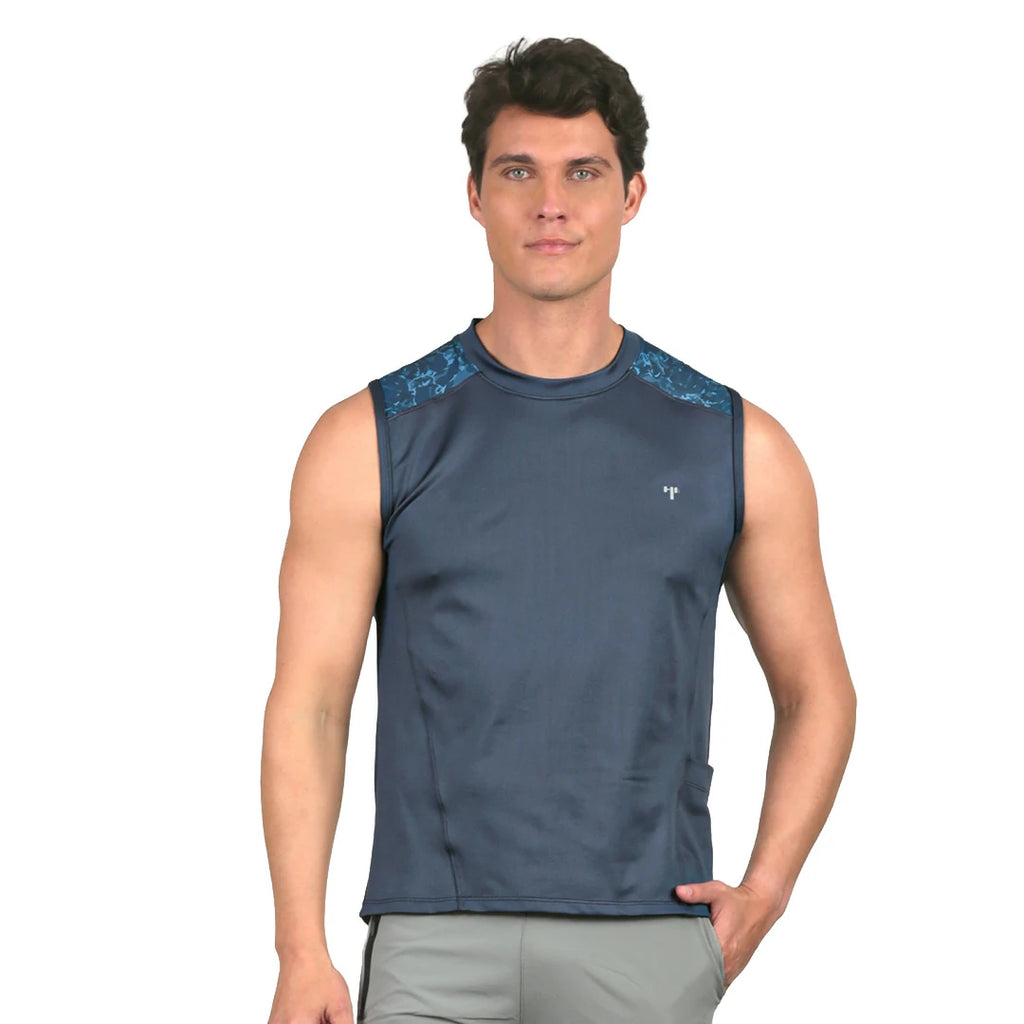 Camiseta gris sin manga con hombros estampados