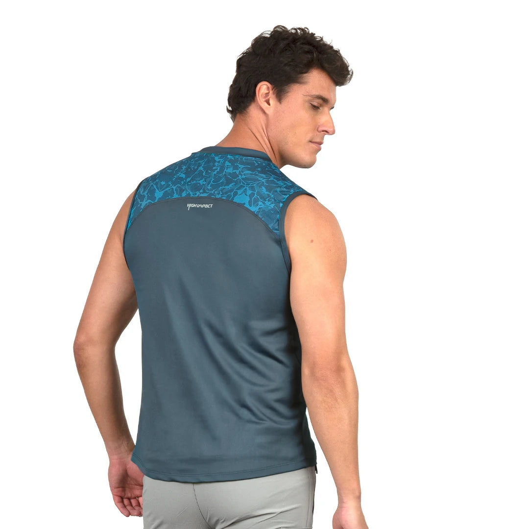 Camiseta gris sin manga con hombros estampados