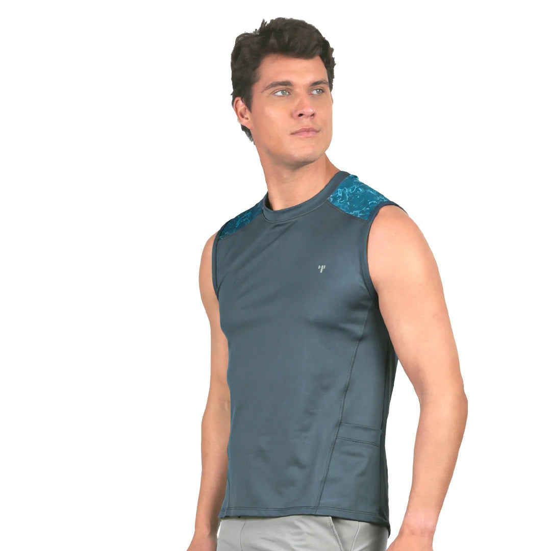 Camiseta gris sin manga con hombros estampados