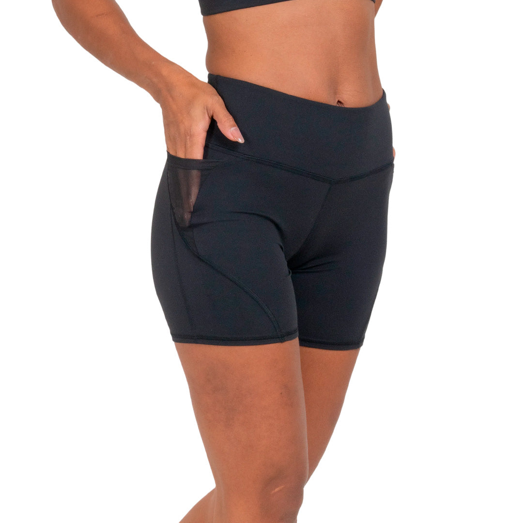 Short básico negro con bolsas laterales y tansparencias - foto 2