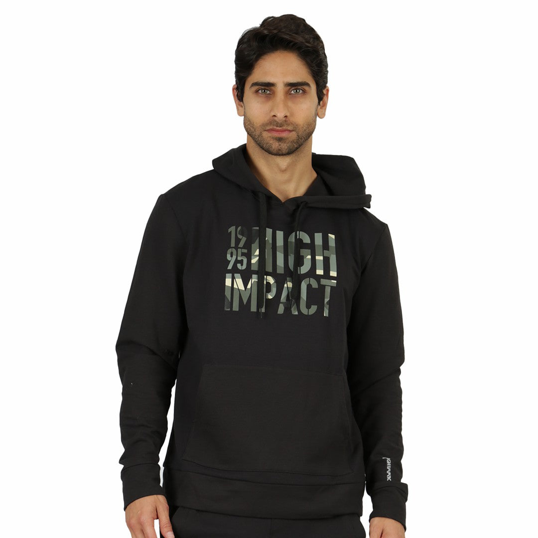 SUDADERA PARA CABALLERO CON BOLSILLO ABDOMINAL Y CAPUCHA CON JARETA EN COLOR NEGRO CON DECORATIVO- HIGH IMPACT
